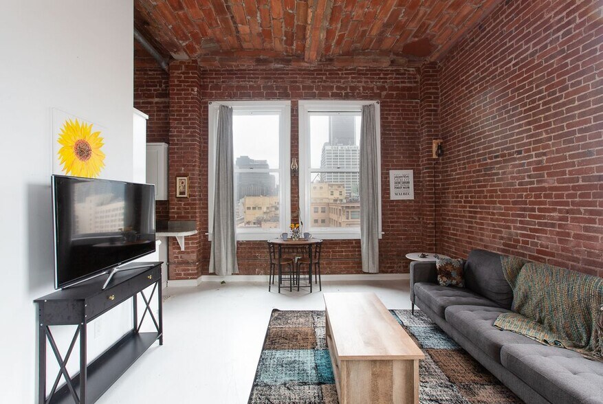 Building Photo - 215 W 7th St