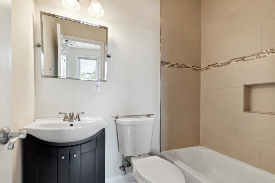 Building Photo - 1424 Willington St