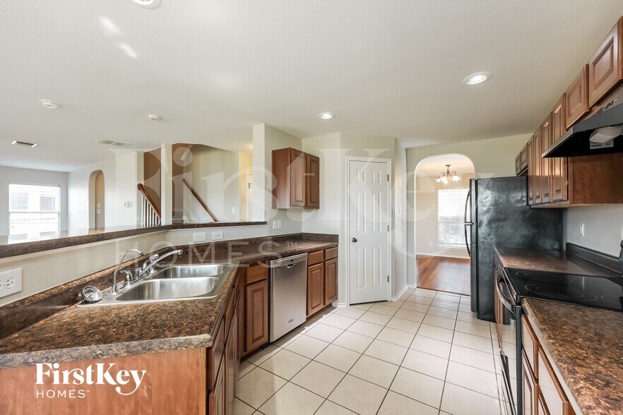 Building Photo - 7010 Daybreak Peaks