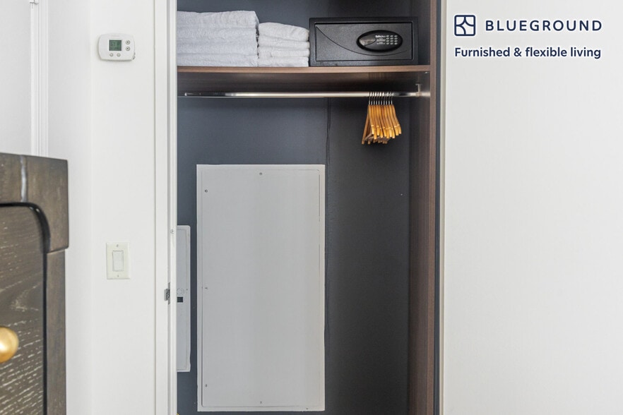 Building Photo - 70 W 45th St