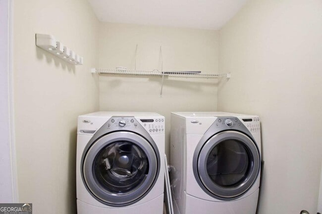 Building Photo - 2011 Chelton Way SE