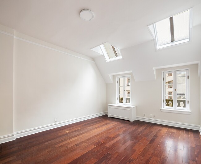 Building Photo - Massive duplex 3 br/2.5bath Private terrace