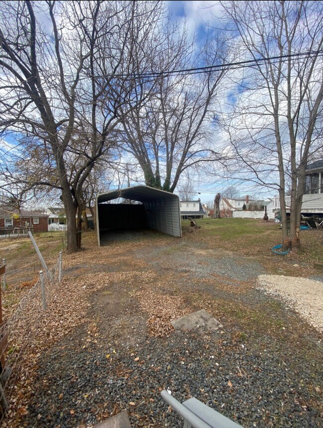 Building Photo - 3 Bedrooms 2.5 Bathrooms Voucher Accepted