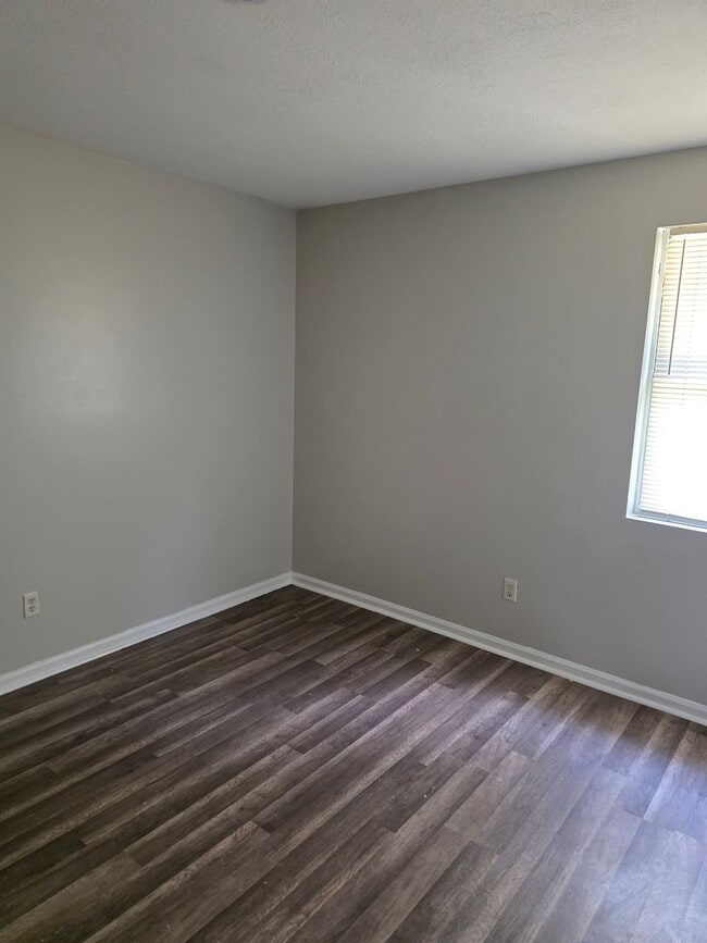 Building Photo - 3 Bedroom End Unit