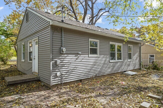 Building Photo - Welcome home to this cozy and fully updated 3-bedroom, 1-bath rental in Kansas City, KS!  1st mon...