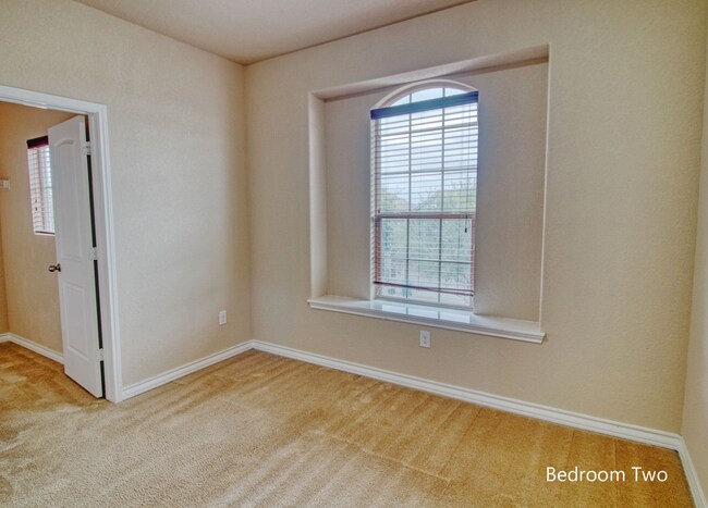 Building Photo - modern elegance and comfort