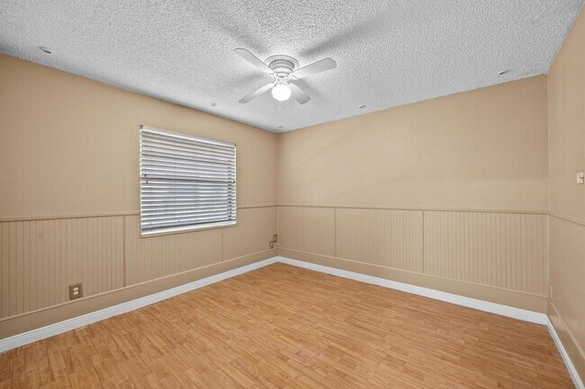 Building Photo - 1100 Manor Dr