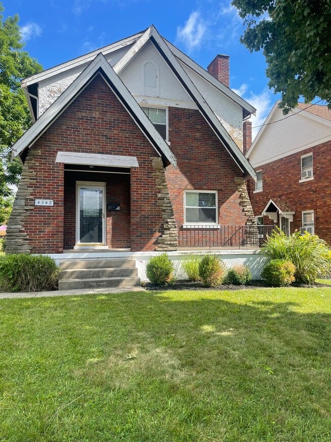 Building Photo - COVEDALE- 3 bedroom 1.5 bath Tudor with up...