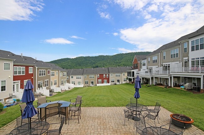 Building Photo - Beautiful Light-Filled Avinity Townhome