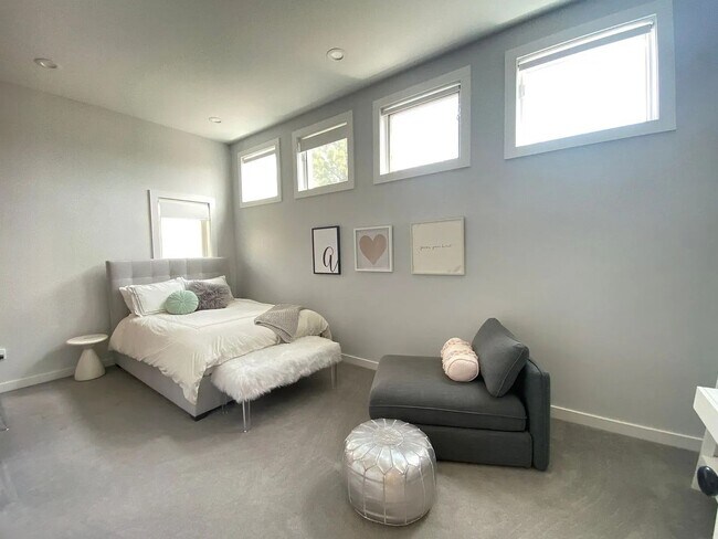 Building Photo - 5 bed 3.5 Bath Home in North Boulder W/Large Backyard, Swimming Pool & Jacuzzi!