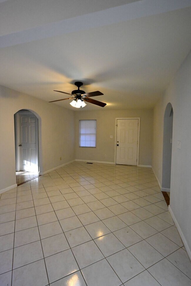 Building Photo - Stunning 3BR / 3BA Home on 2.48 Acres – Hillsborough, NC