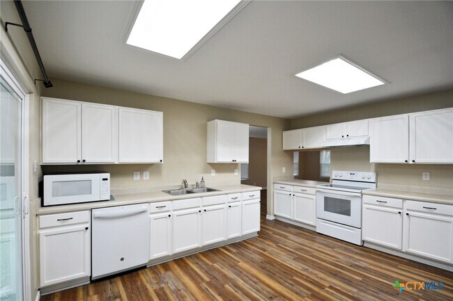 Building Photo - 744 Pinehurst Dr