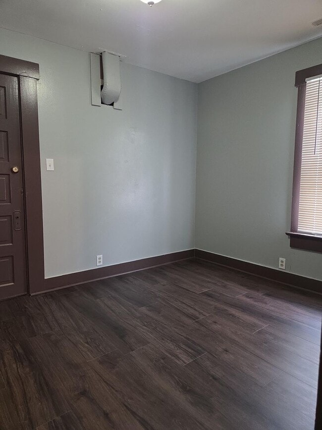 Building Photo - Great 4 bed 1.5 bath with detached garage ...