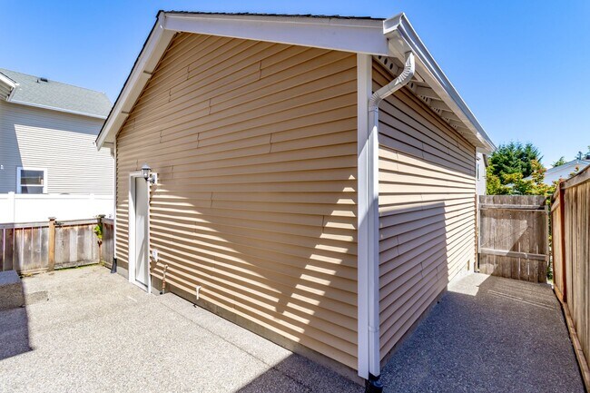 Building Photo - 3 bedroom, 2.5 bath DuPont home featuring AC!