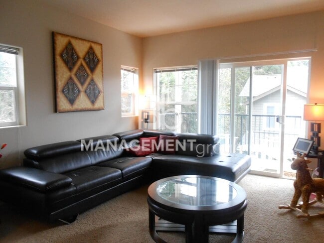 Building Photo - Beautiful Townhome Located In NW Portland's Timberland Community