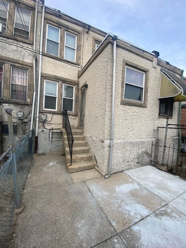 Building Photo - 170 W Thelma St