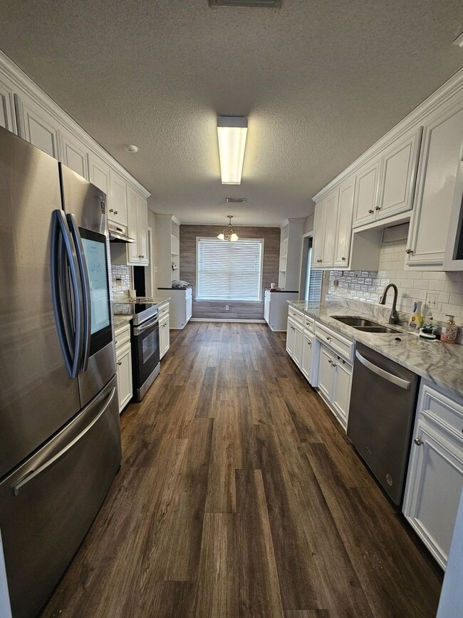 Building Photo - Charm & Convenience