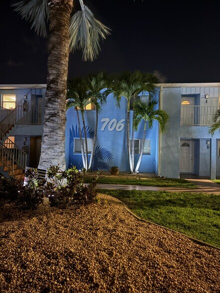 Building Photo - 706 SE 13th Ct