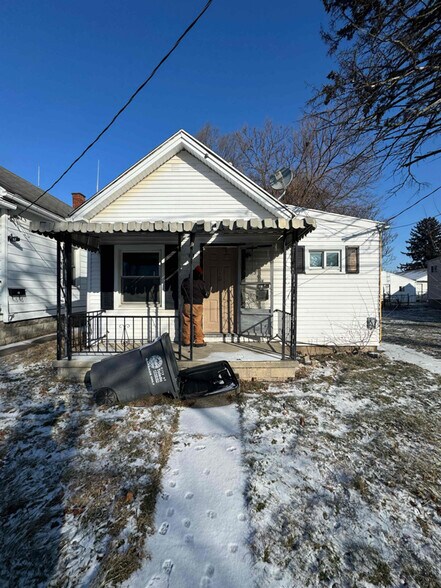 Primary Photo - 30 W Oakland St