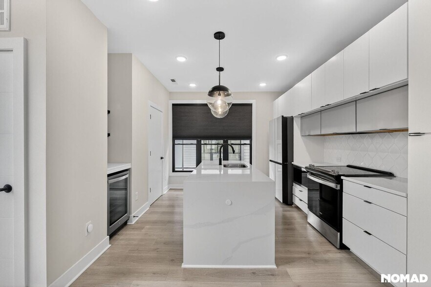 Building Photo - 215 Freeland Ln