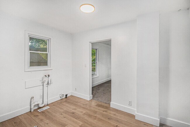 Building Photo - 517 Regent St