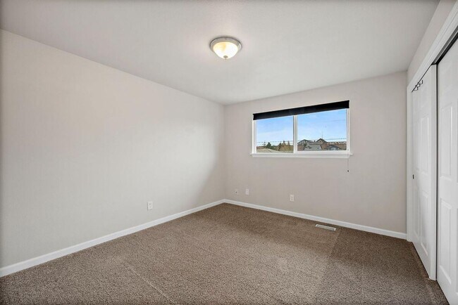 Building Photo - Renovated Tacoma Home with A/C, Huge Den, Bonus Office & Fully Fenced Yard!