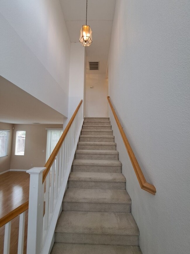 Building Photo - Expansive 3 bedroom/2.5 Bath Home in Corde...