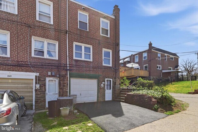 Building Photo - 271 W Wyncliffe Ave