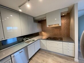 Building Photo - 1 Gold St