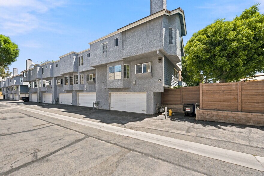 Building Photo - 18721 Hatteras St