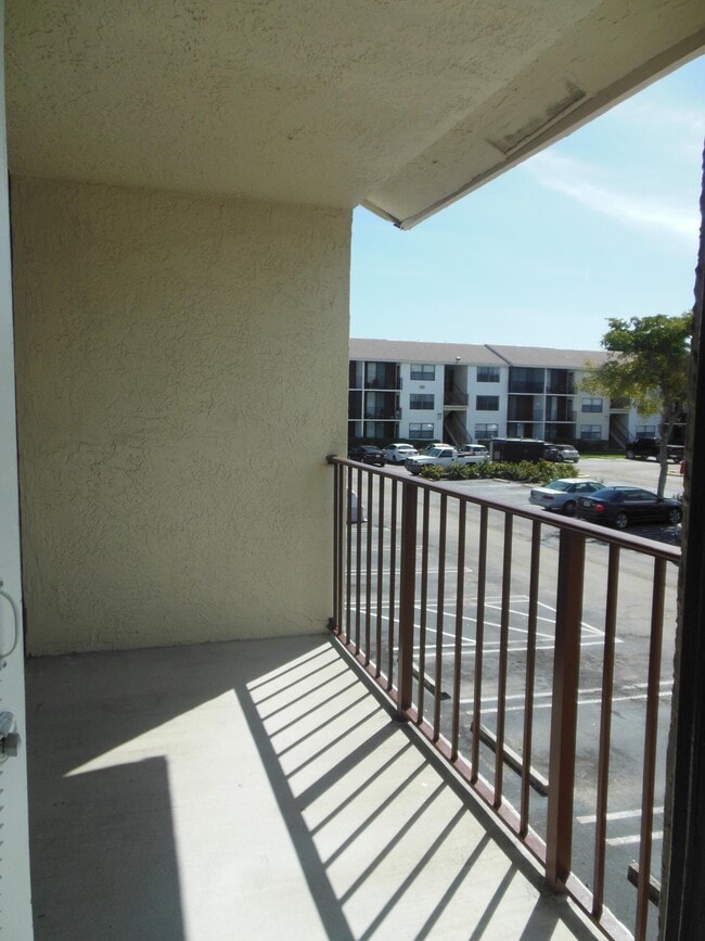 Building Photo - 714 Executive Center Dr