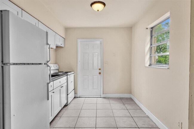 Building Photo - 2751 NW 14th Ct