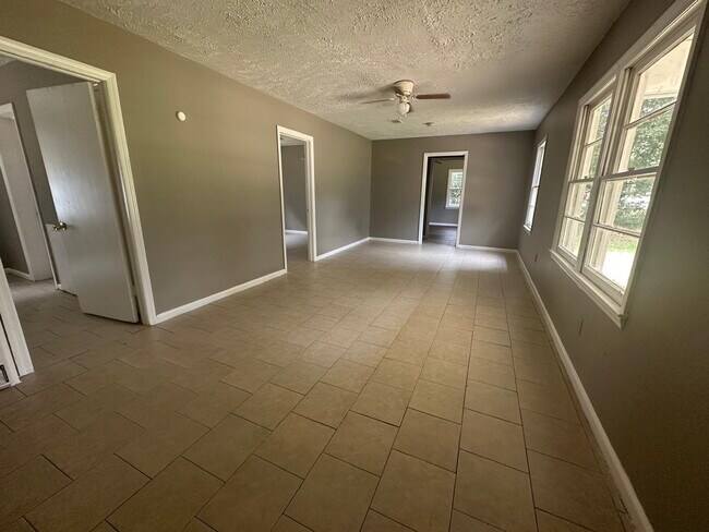 Building Photo - "Spacious 5-Bedroom Haven with 2 Full Bath...