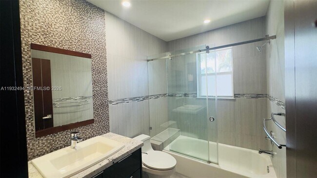 Building Photo - 1094 Redwood St