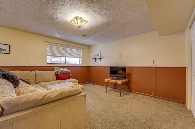 Building Photo - 4 bed, 2 bath Home in Central Fort Collins