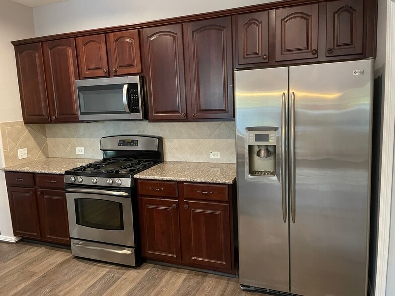 Nice open kitchen - 20100 Bitter Root Dr