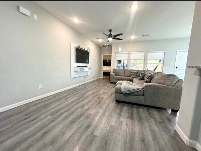 Building Photo - 844 Rd 5109