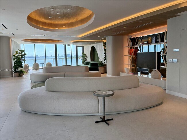 Building Photo - 700 NE 24th St