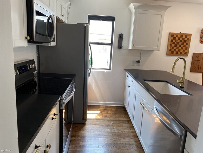 Building Photo - 2 br, 1.5 bath Townhome - 617A Moore Avenue