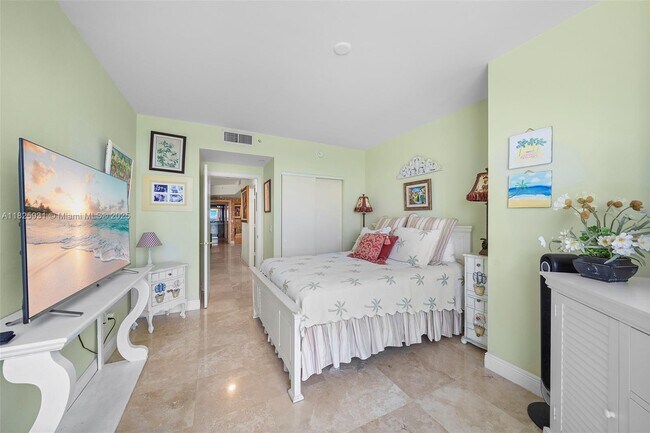 Building Photo - 4775 Collins Ave