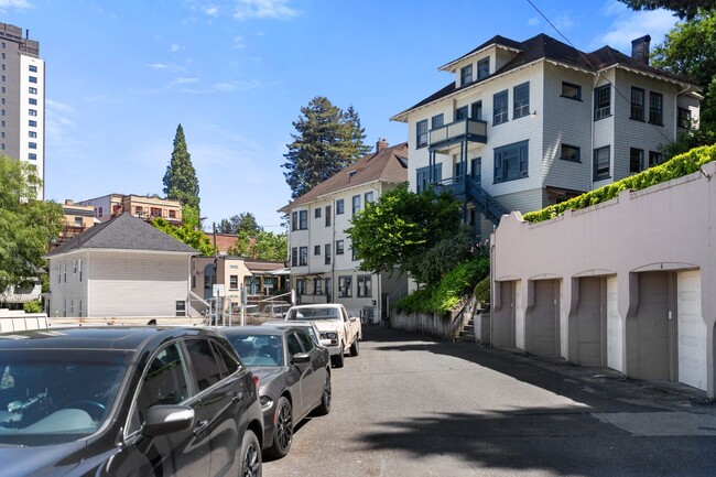Building Photo - 1 Bedroom close to SW! Pets Ok! Walking di...