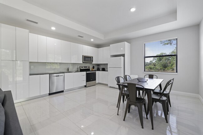 Building Photo - 674 Windermere Dr