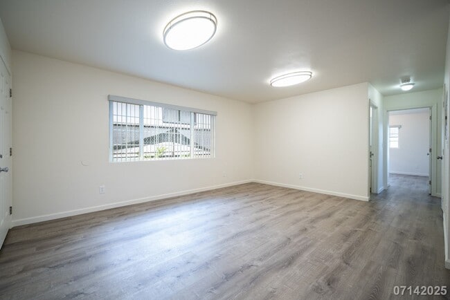 Building Photo - $2645 / 2br- 856ft2 - 2br/1ba Duplex, Incl...