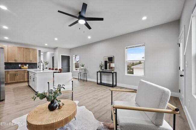 Building Photo - 8306 Lobelia Ln