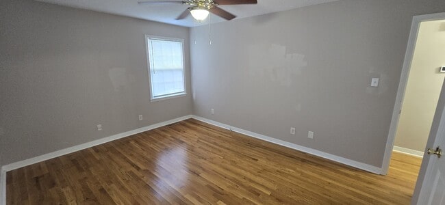 Building Photo - 204 Iris Dr