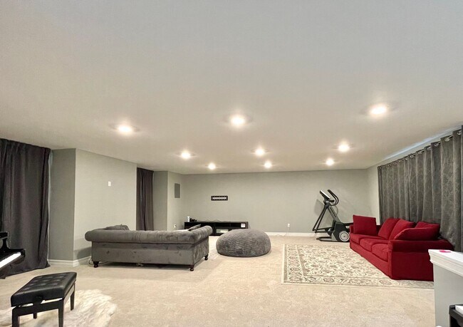Building Photo - Stunning & Elegant Home Available for Rent!