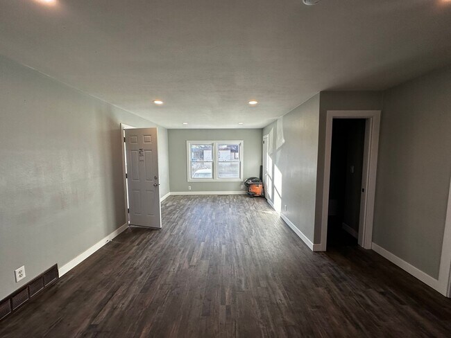 Building Photo - 1946 St Lawrence Ave