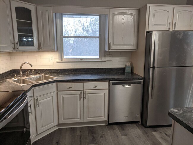 Building Photo - *****Huge 4 bedroom, 3 full bath home FOR ...