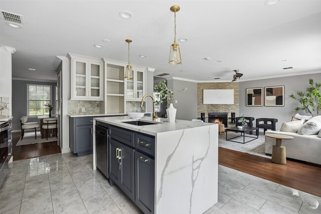 Building Photo - 320 S Mesa Verde Way