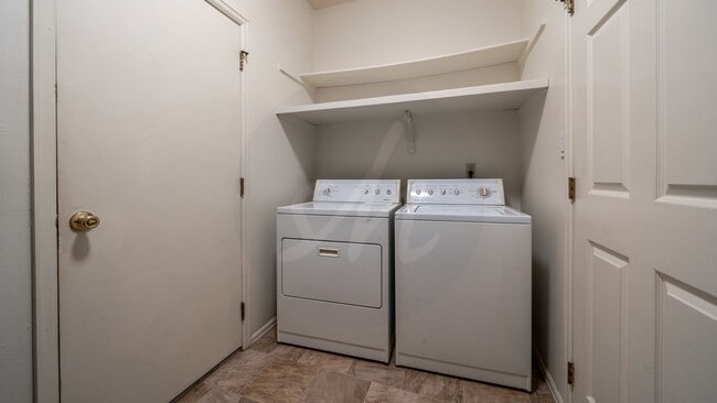 Building Photo - 2 Bedroom Rancher Townhome in Country Club...
